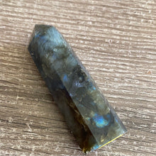 Load image into Gallery viewer, Labradorite point p50
